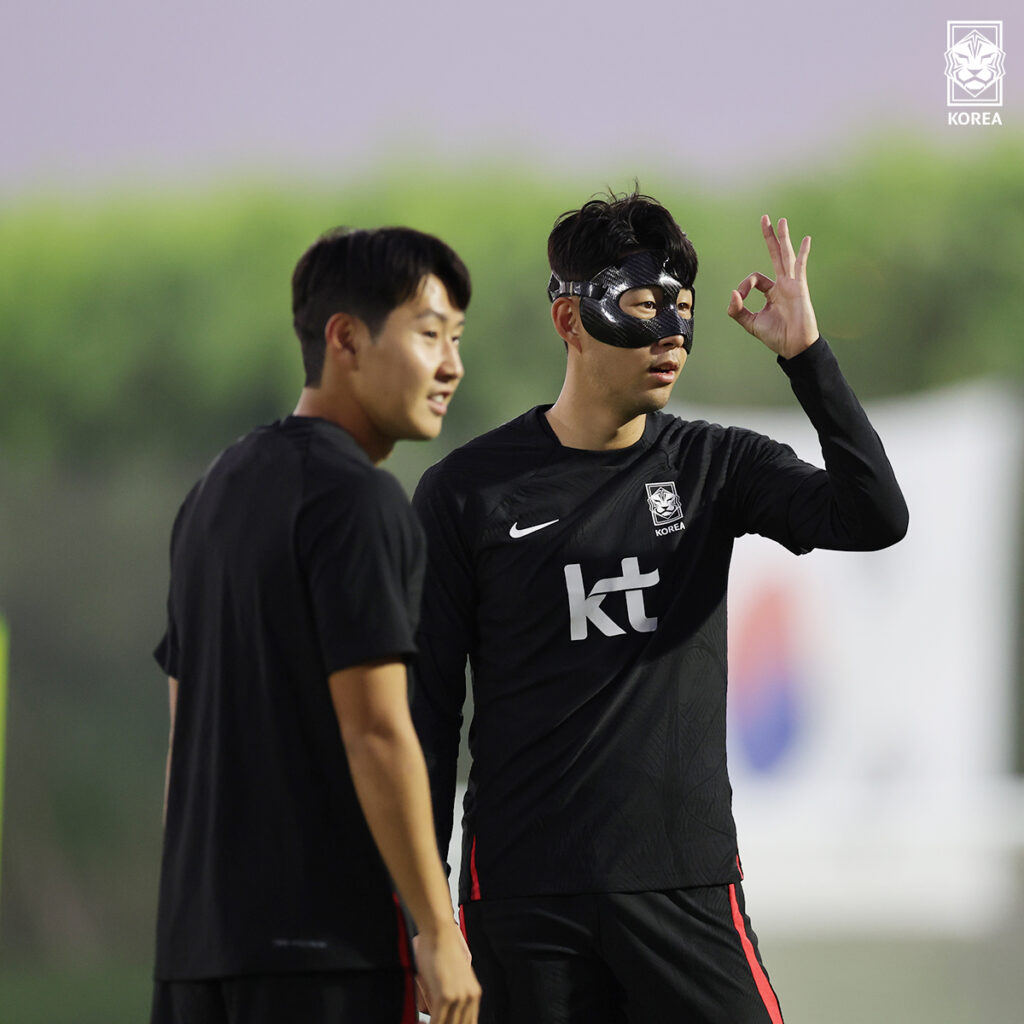 Doha: Son Heung-min trains wearing a protective mask.